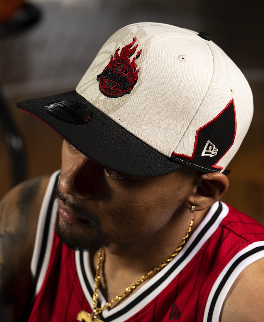 Modelo con gorra Diablos Rojos
